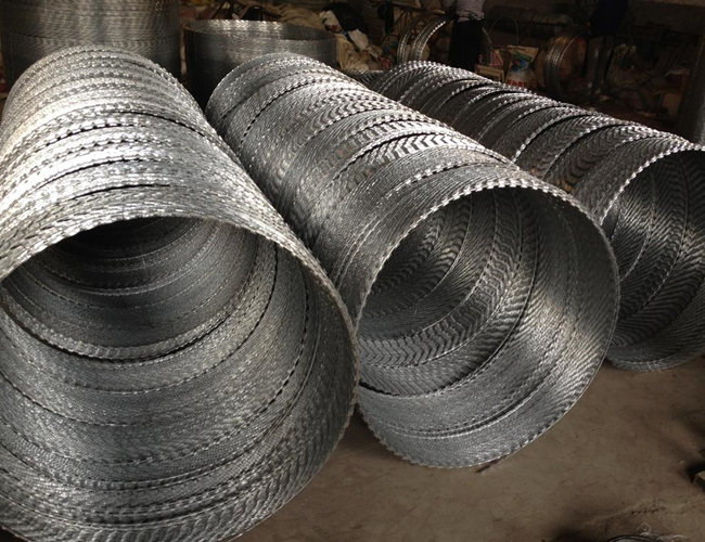 Bto-22 Coil συρματόπλεγμα γαλβανισμένο ξυράφι 600 mm σε πλοία για την καταπολέμηση της πειρατείας 0