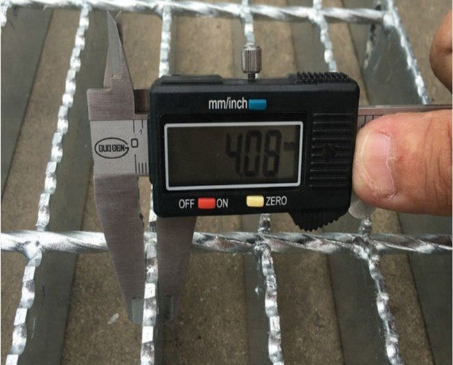 1/4 βαρέων καθηκόντων χάλυβας ' X1/8 ο» γαλβάνισε τον κομμένο οδοντωτά φραγμό που ξύνει το αντιολισθητικό PVC που ντύθηκε 1